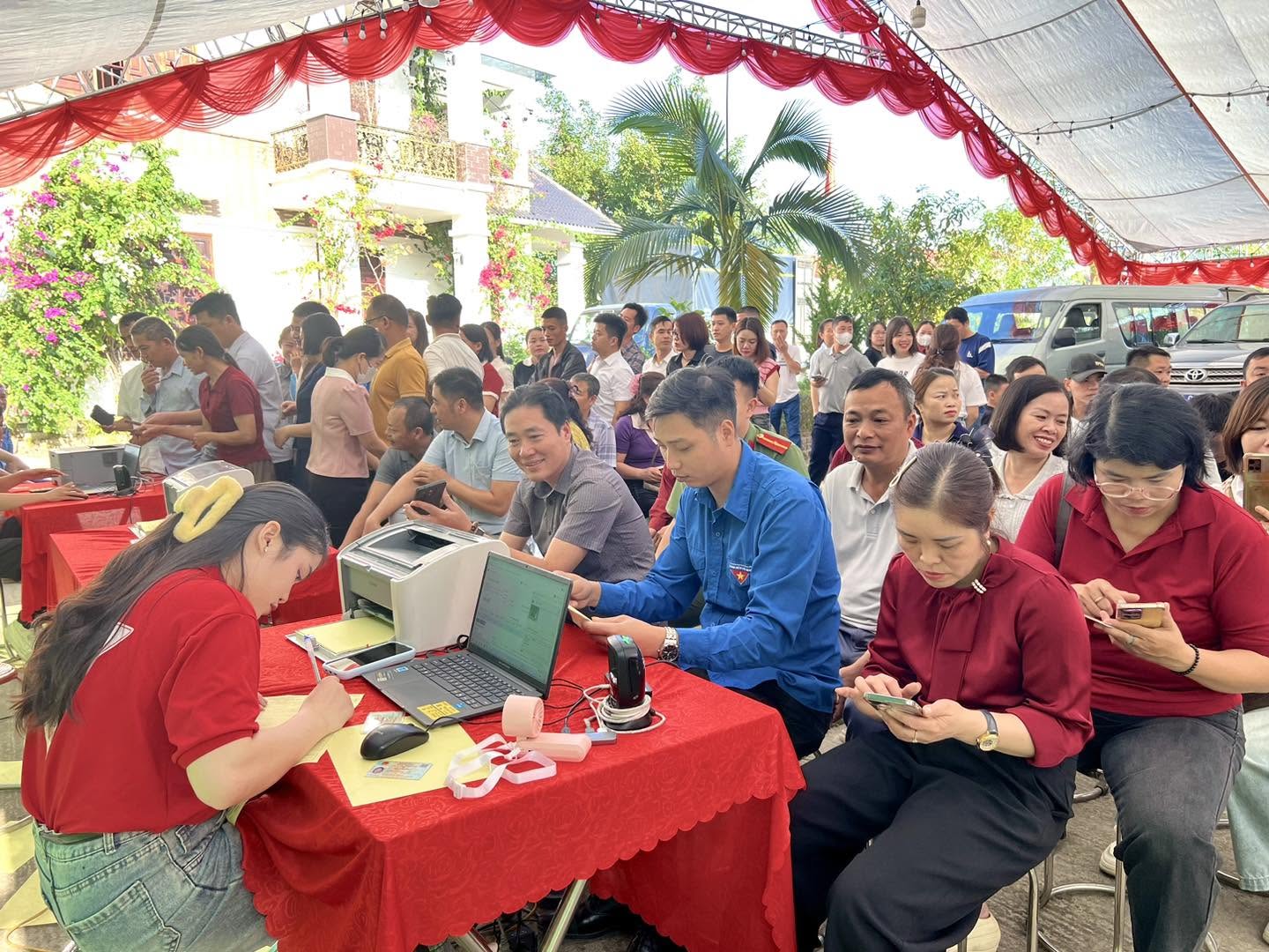 Người tham gia thực hiện thủ tục đăng ký trước khi hiến máu.